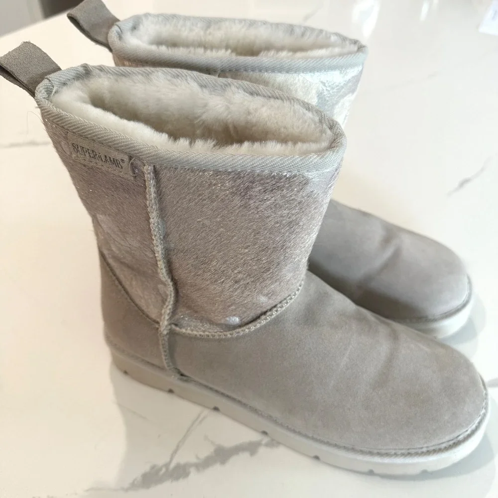 Super Lamb Turano 7.5in Etched Cow Print Silver Taupe Suede Sheepskin Boots 10 B